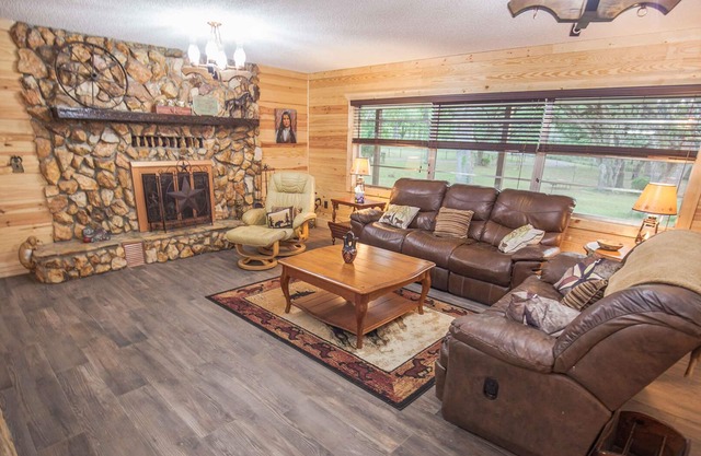 BELLE MAISON DE RETRAITE SUR 4 ACRES À PIED DE LA FORÊT !!
