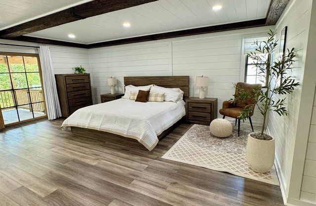 Beautiful river front studio with boat ramp and dock