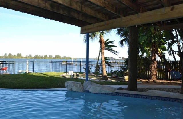 Belle maison de bord de l'eau sur la rivière Indian River avec piscine et quai