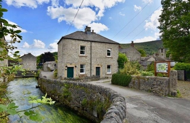 Magnifique chalet de village au bord de la rivière au coeur du Peak District