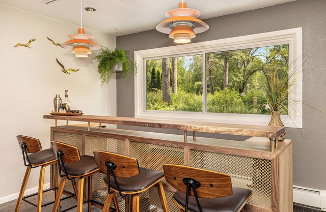 Beautiful riverside yard, hot tub, game room, large dining table!
