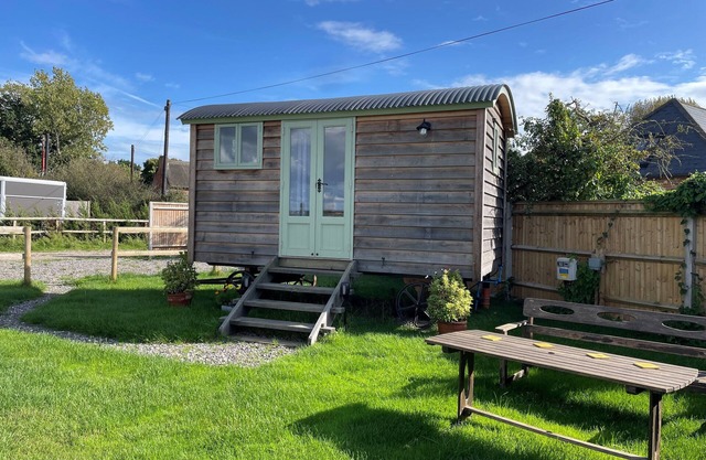 Beautiful romantic getaway overlooking fields on the beautiful south coast.