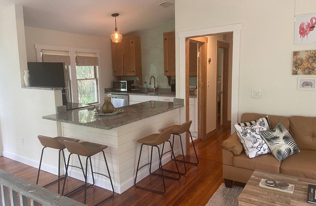 Beautiful Roser Park Cottage - Walk to Downtown - 15 min Drive to Beaches