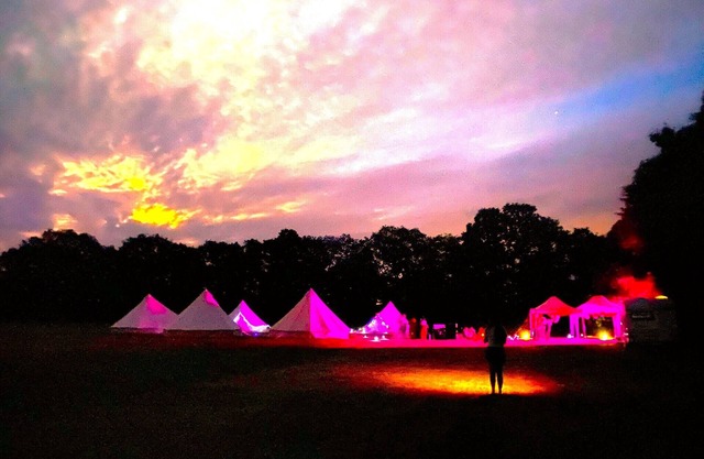 La saison estivale de glamping et de camping peut accueillir de 6 à 60 personnes dans ses propres zones