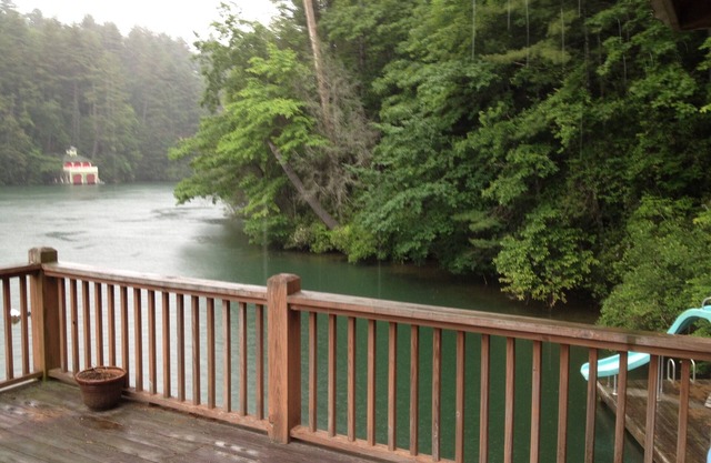 Belle maison rustique Timberframe Lake House et Boat House au milieu des arbres