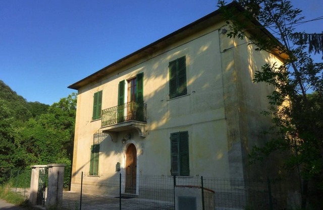 Belle villa toscane rustique surplombant le village médiéval de Bagnone