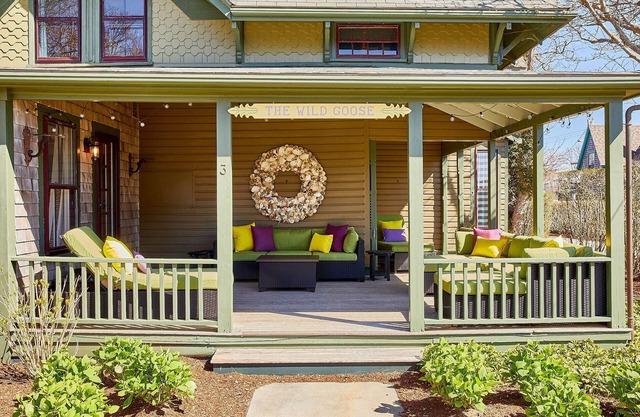Beautiful 'Sconset Victorian House w/Beach Access