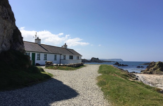 Beau chalet en bord de mer, vastes jardins privés, vue imprenable sur la mer.