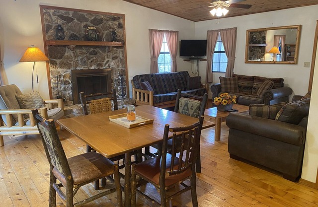 Isolement d'Ozark avec une cabine confortable entièrement chargée, des sentiers, des criques, des sources, oh mon Dieu !!!