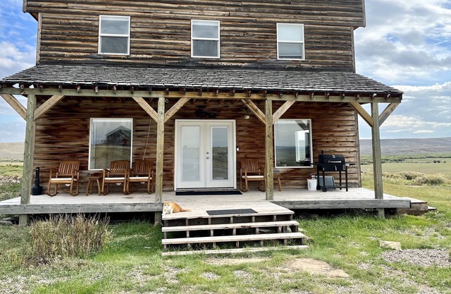 Beautiful, secluded lodge very close to fishing and snowmobile areas