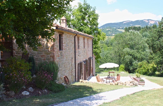Beaux appartements de ferme indépendants près d'Amandola Le Marche avec piscine