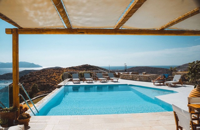Une maison de famille élégante avec piscine à débordement et vue imprenable sur la mer