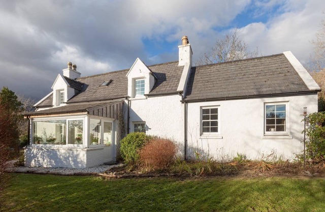 Cottage traditionnel de Skye Crofter dort six près des montagnes, de la mer et de la plage
