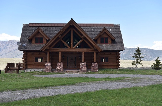 Spectaculaire Log Cabin / lodge 5800 pieds carrés.4 lit, 4 salles de bain, 2 demi-bain, 20 couchages