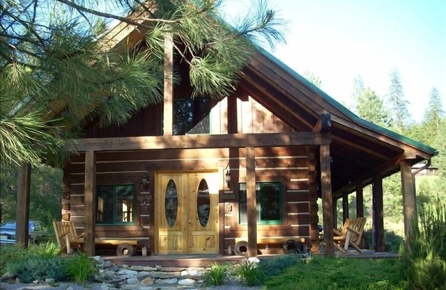 Belle cabine de Sloway par la rivière Clark Fork