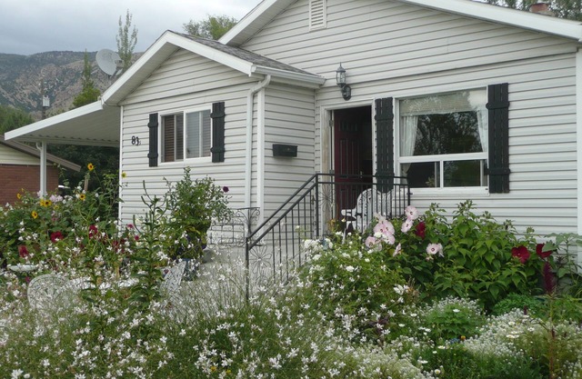 Beau petit jardin entourant cette petite maison. Propre et confortable.