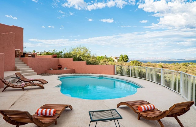 Beautiful Southwest Home! Private Pool & Fire Pit! 5 Bedrooms with Casita! Quail