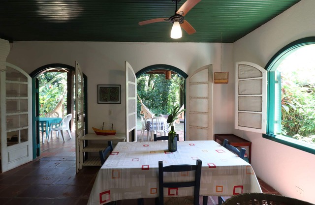 Belle et grande maison avec 4 chambres, balcon avec hamacs, jardin.
