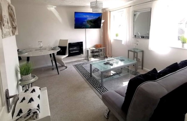 Beautiful & Spacious 1 Bed maisonette with parking