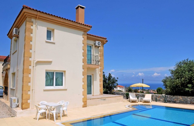 Belle villa de luxe spacieuse avec vue imprenable sur la montagne et la mer, Wifi, piscine privée