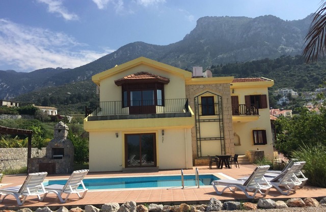 Belle spacieuse Villa de luxe avec piscine privée et vue mer / montagne.