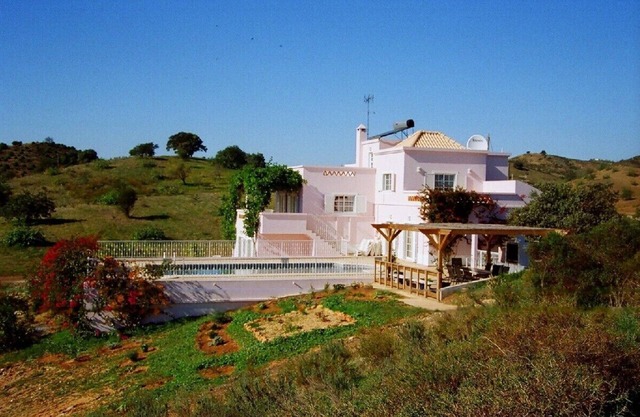 Grande villa de luxe isolée avec piscine et jeux solaire chambre