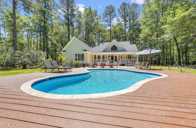 Beautiful Spacious Remodeled Private House w/Pool, Porches, Grille, Game Room.