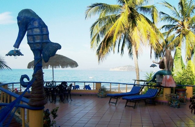 Belle suite spacieuse avec grande terrasse avec vue spectaculaire sur une plage de sable