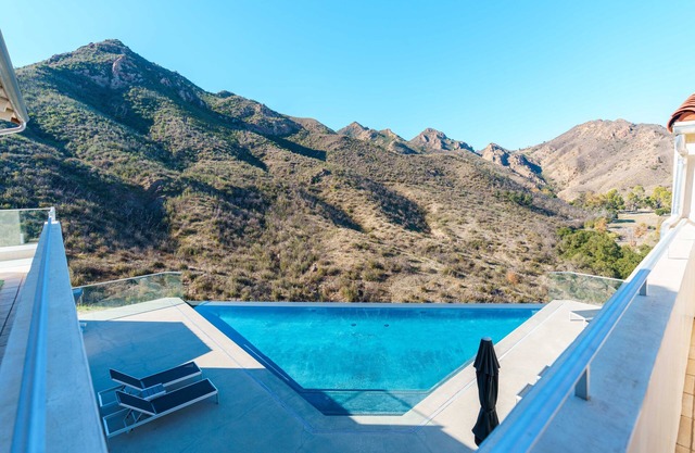 Belle et spacieuse maison avec piscine à débordement - vue imprenable, plages de Malibu proches.