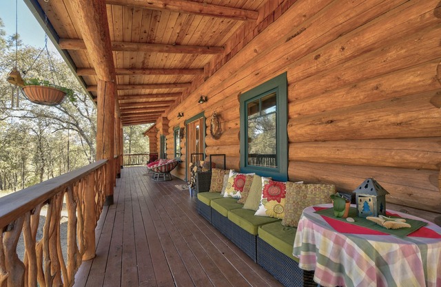 Belle maison en bois rond sur 6 acres avec plafonds de 30 pieds et ruisseau