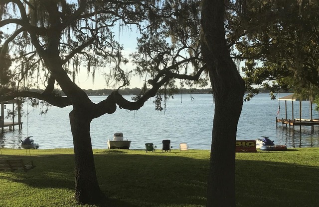 Belle maison spacieuse au bord du lac