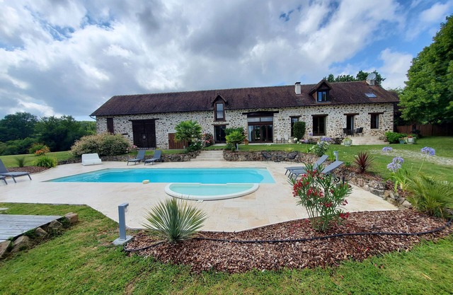 BELLE LONGÈRE EN PIERRES AVEC PISCINE PRIVEE CHAUFFEE.