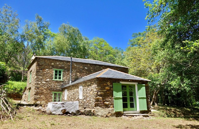 Beau moulin à eau élégant et récemment restauré juste sur la rivière!