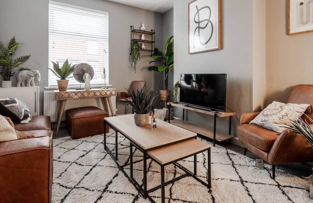 Beautiful, Stylish Home | Just 20 Mins to MCR