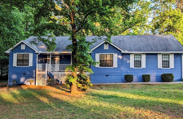 Beautiful suburban oasis located near Clayton County Park and restaurants.