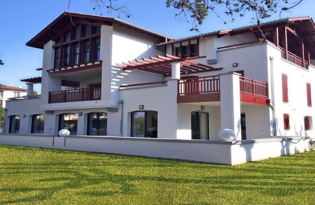 Très bel appartement ensoleillé avec grande terrasse à 50 m de la plage .