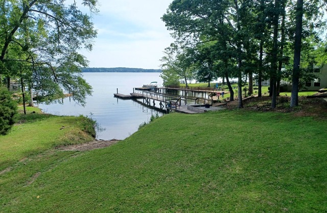 Spacieux Lakefront Getaway w / quai privé w / bateau lancement ... *WIFI*