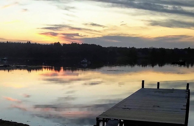Relaxing days, on the waterfront, are waiting for you at Harborside Cottage.