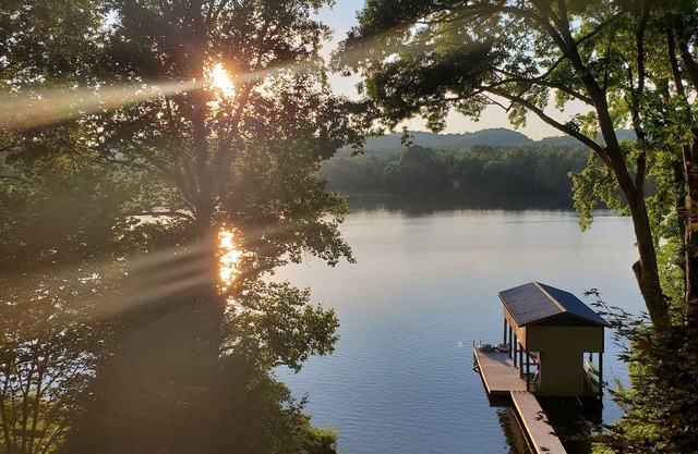 Magnifiques couchers de soleil avec quai sur le lac Watts Bar