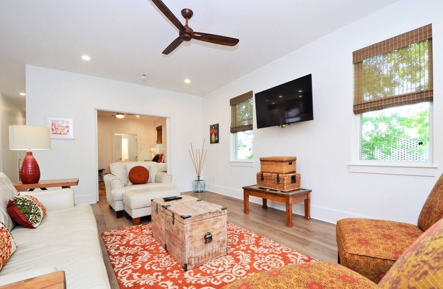 Impeccable Uptown classique Town Home Gem.