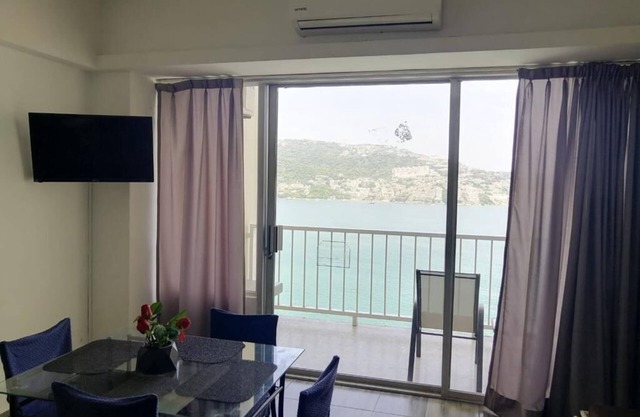 Belle suite Twin Towers avec balcon et vue imprenable sur la mer