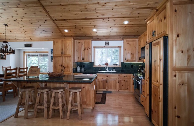 PARFAIT comme une nouvelle maison, vient avec le laissez-passer pour la plage de Meeks Bay, marchez jusqu'au parc Sugar Pine