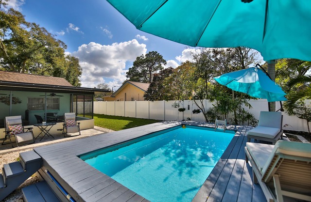 Beautiful Tampa Bay Pool Home Near Gulf Beaches
