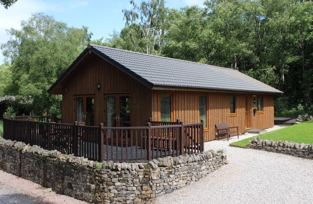 Belle lodge en bois, niché dans le paisible havre de la faune avec vue sur la montagne.
