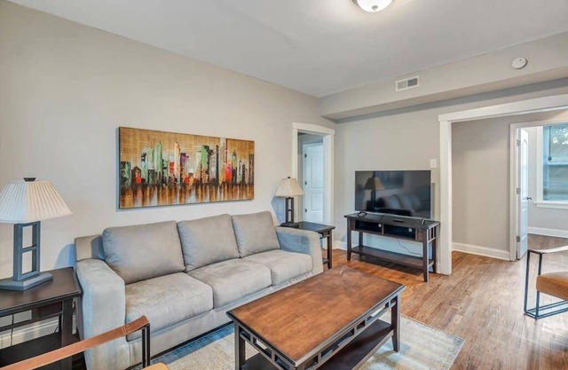 Beautiful Tower Grove Unit, Recently Renovated 2S