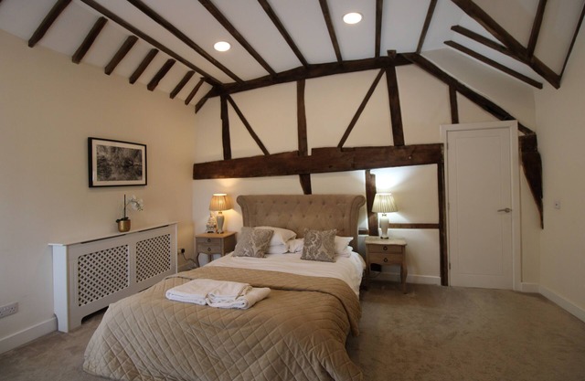 Beautiful town center apartment with high ceilings and beams