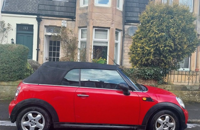 Beautiful town house in Old Cathcart village only 15 minutes from city centre.