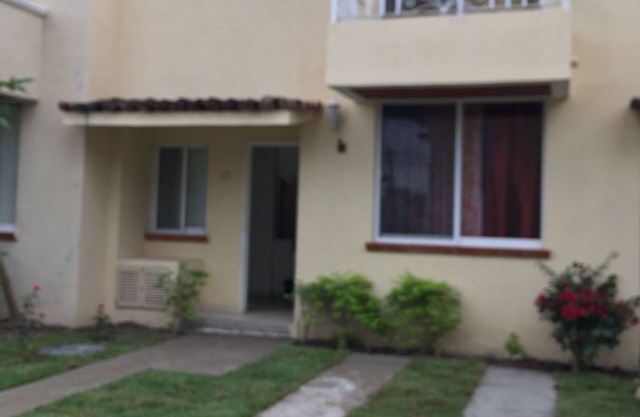 Beautiful townhome in paradise/5 min from the beach.