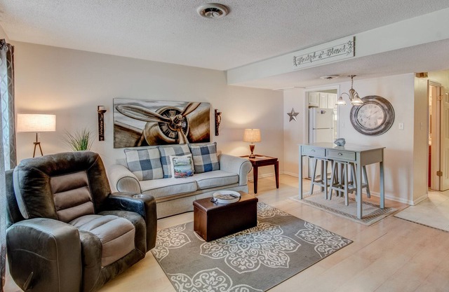 Beautiful Townhome, Steps from the Lake