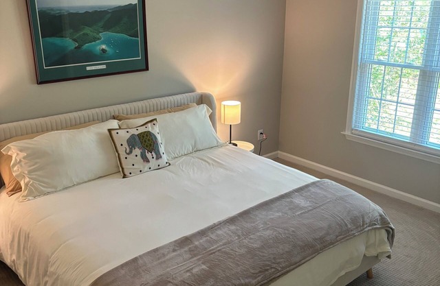 Beautiful townhome on golf course, near downtown and hospitals